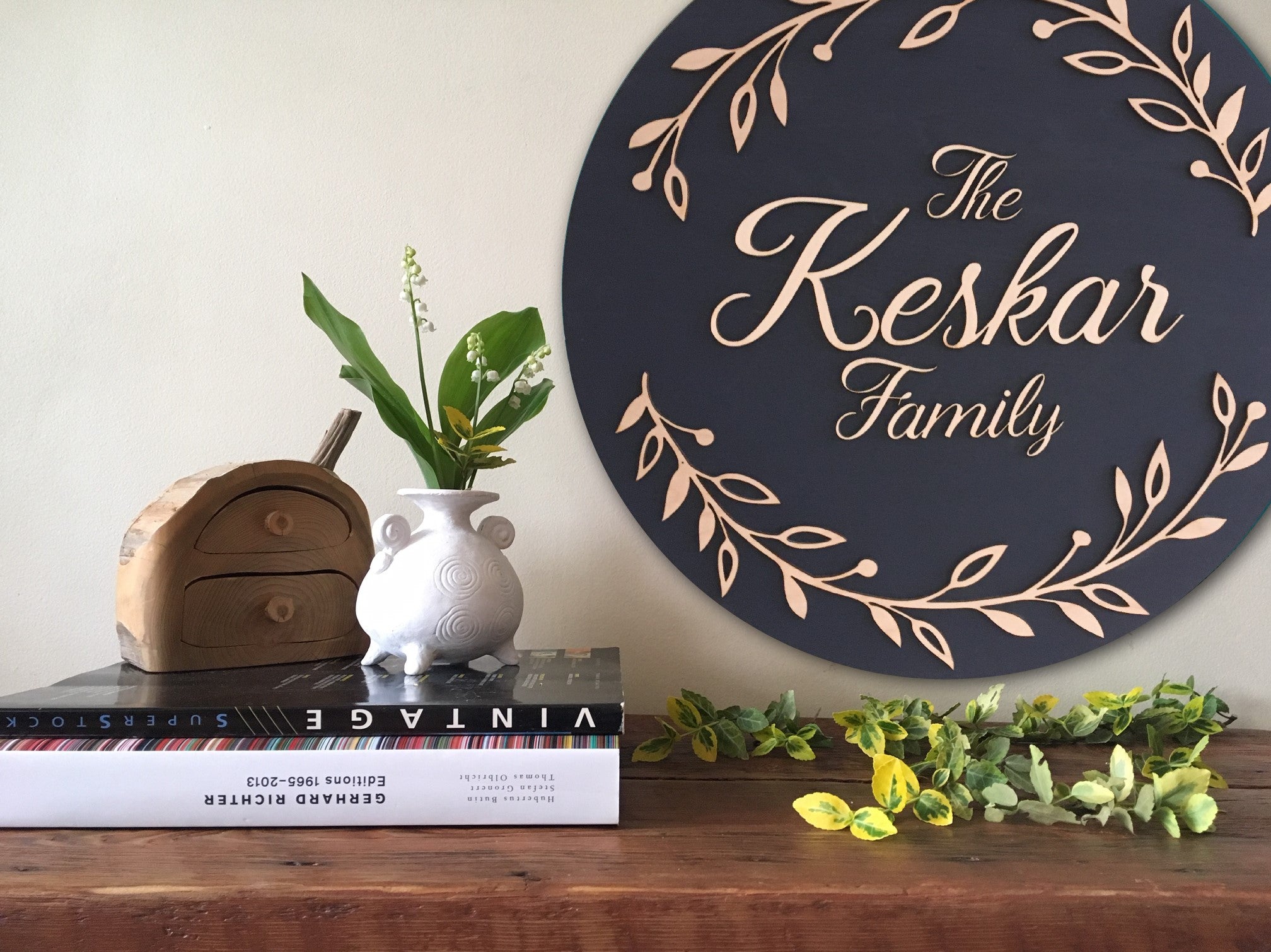 Family name 3D sign with floral motifs made of wood, personalized gift for newlyweds or anniversary, Christmas family gift