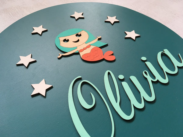 The details of this name sign are manually painted, the mermaid is made with coral swimwear and turquoise hair but the colors can be customized